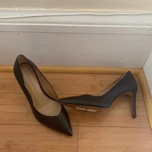 Banana Republic Shoes - Banana Republic Madison 12-hr pump NEW